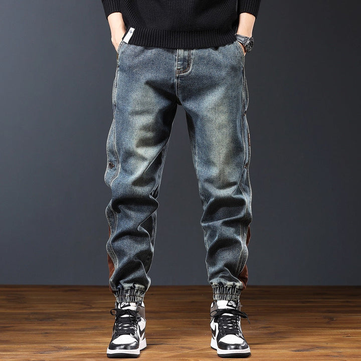 Blauwe heren jogger jeans. Deze comfortabele broek combineert de stijl van jeans met jogger comfort.