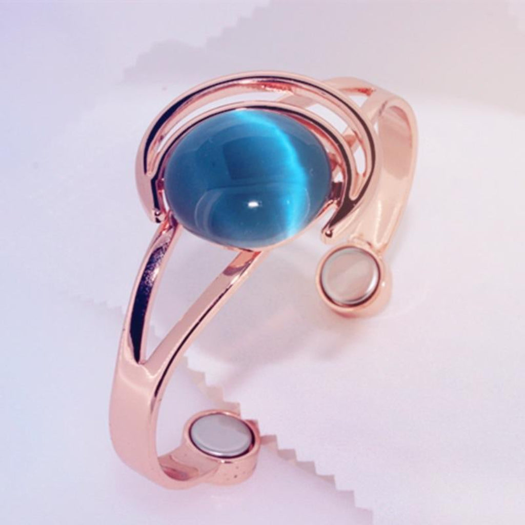 Dames retro open manchet armband met glanzende blauwe cat-eye steen, elegant koperen sieraad.