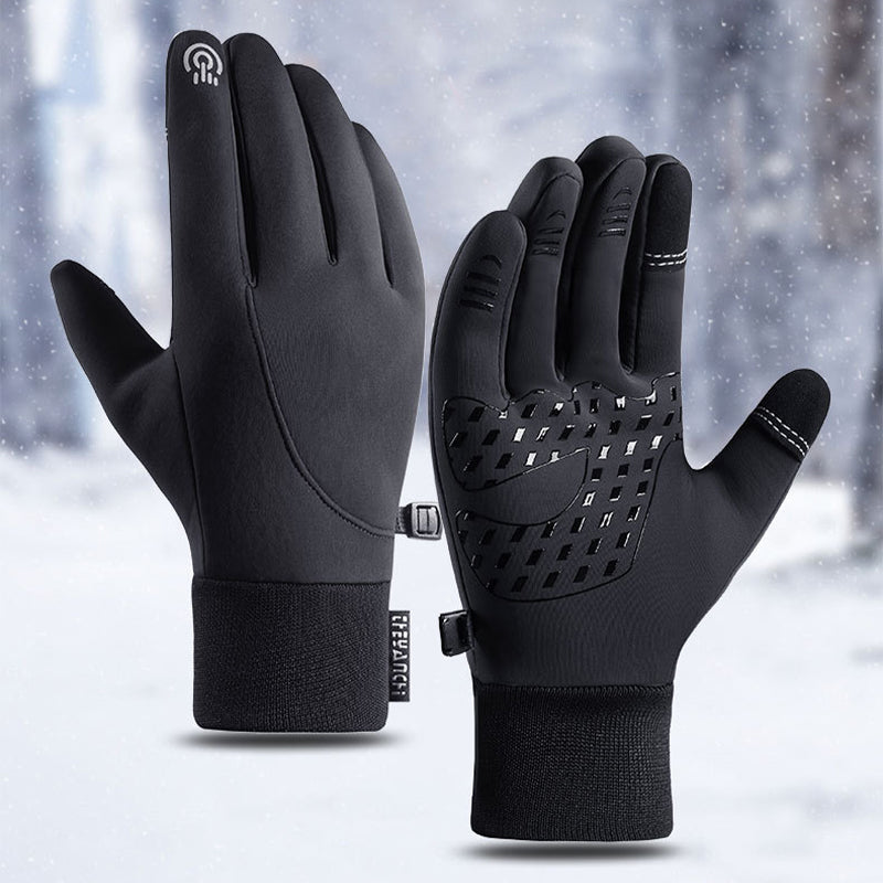 Detail van verwarmbare winterhandschoen met waterdichte buitenlaag en verstevigde grip voor wintersport.