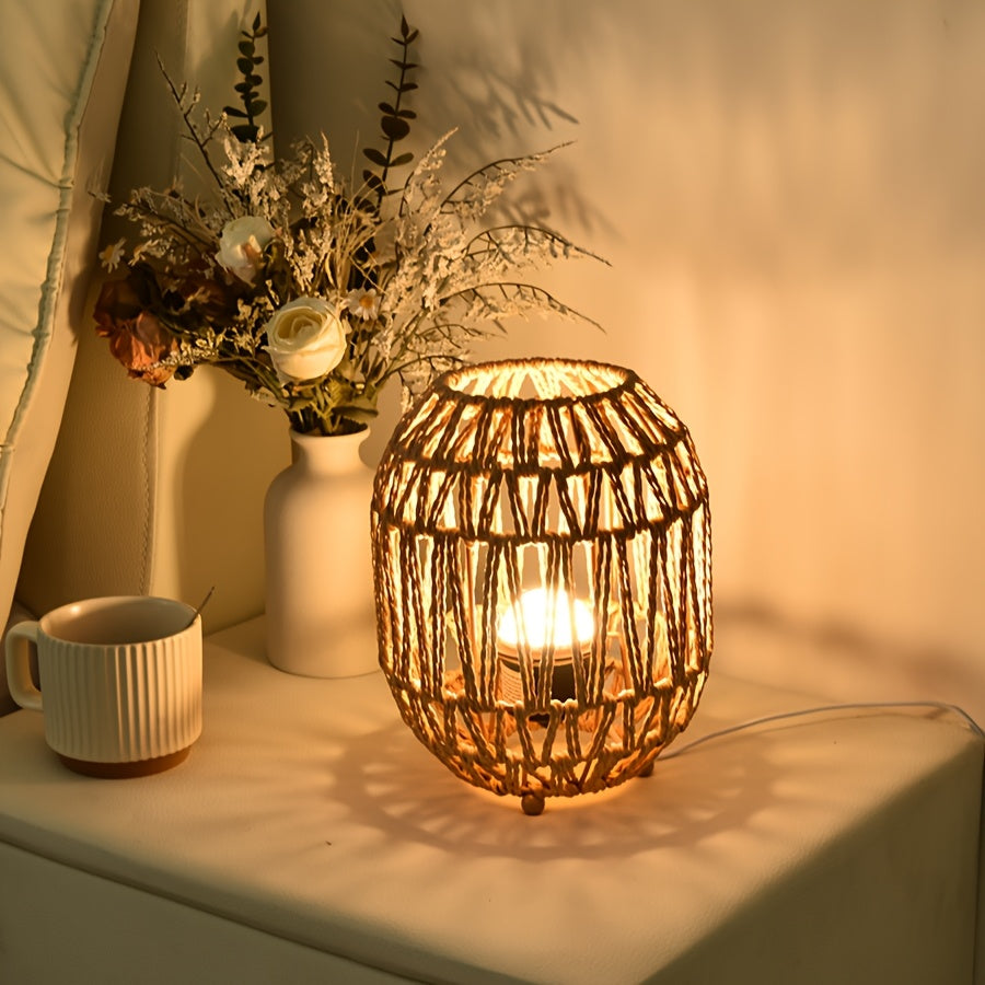 Unieke handgemaakte rotan lamp met bohemian design, ideaal als sfeervolle bedlamp of decoratie.