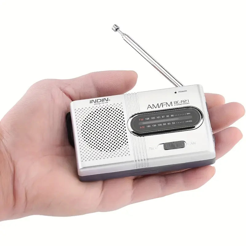 Stijlvolle zilveren AM/FM radio, compact en draagbaar, met krachtig stereo geluid voor al uw buitenactiviteiten.