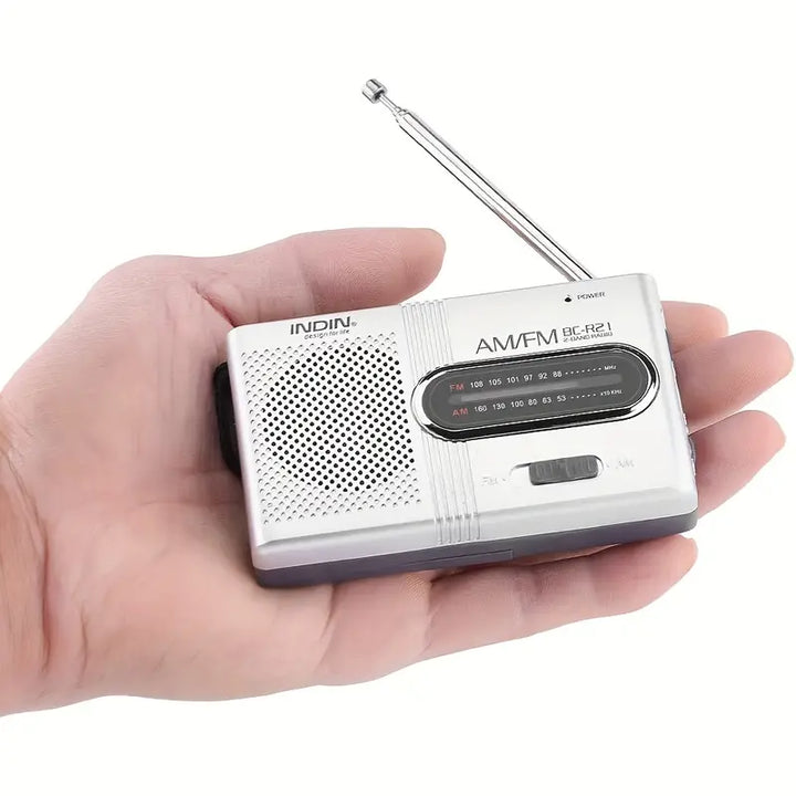 Stijlvolle zilveren AM/FM radio, compact en draagbaar, met krachtig stereo geluid voor al uw buitenactiviteiten.