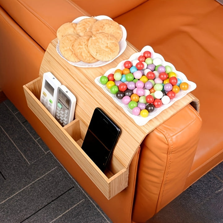 Stijlvol armleuning dienblad van natuurlijk hout, compact en functioneel voor elk type bank of sofa.