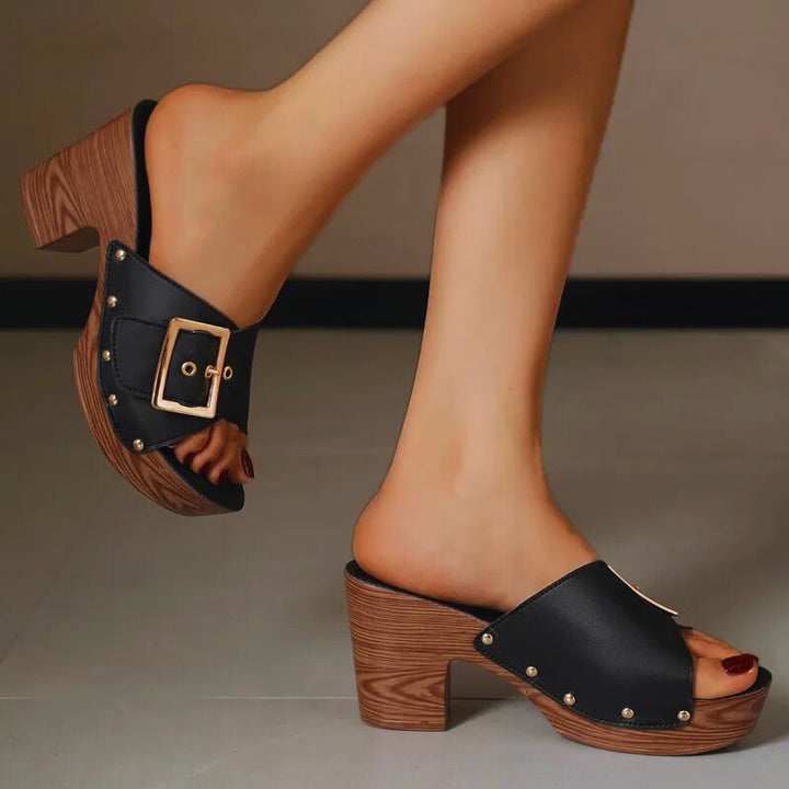 Stijlvolle dames sandaal met verhogende plateauhak voor extra lengte en comfort. Trendy slip-on zomerschoen.