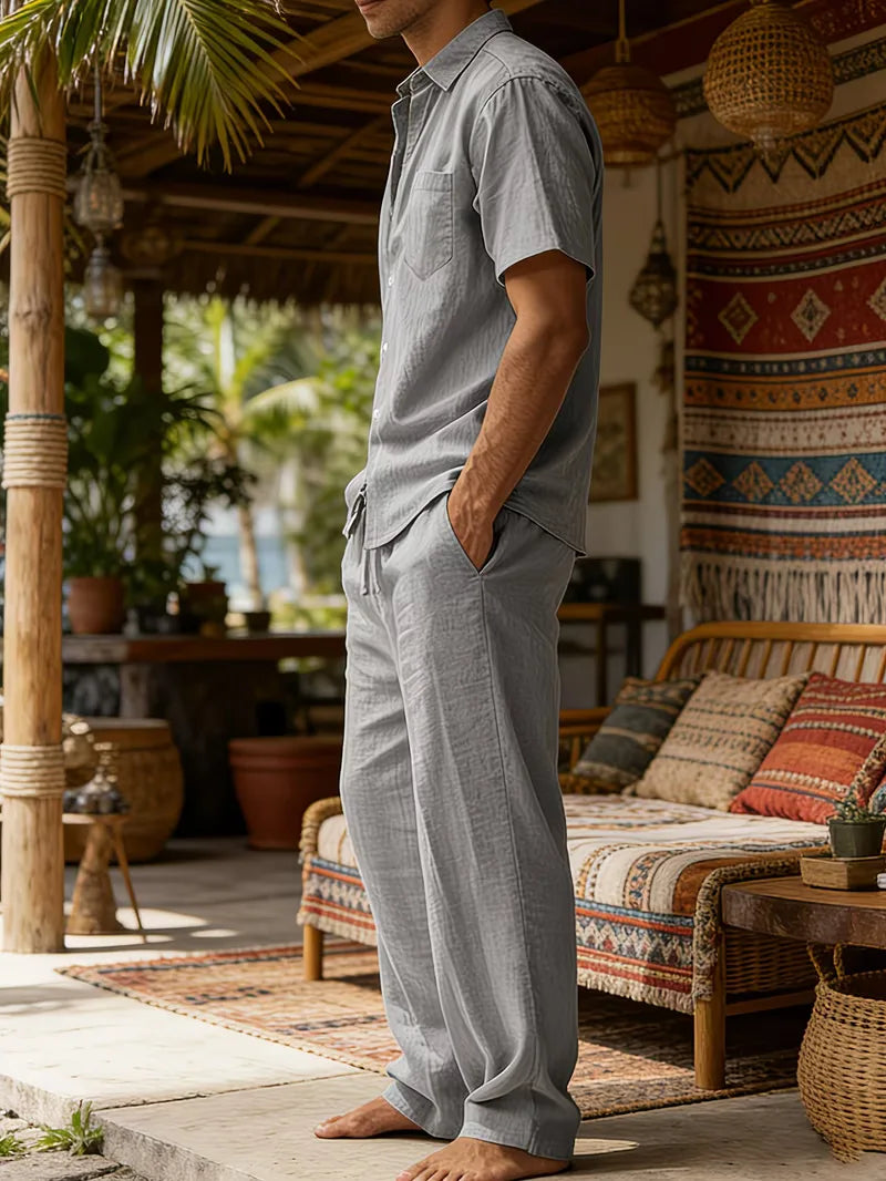 Heren vakantie kledingset. Luchtig V-hals overhemd en comfortabele wijde pijp broek voor warme dagen.