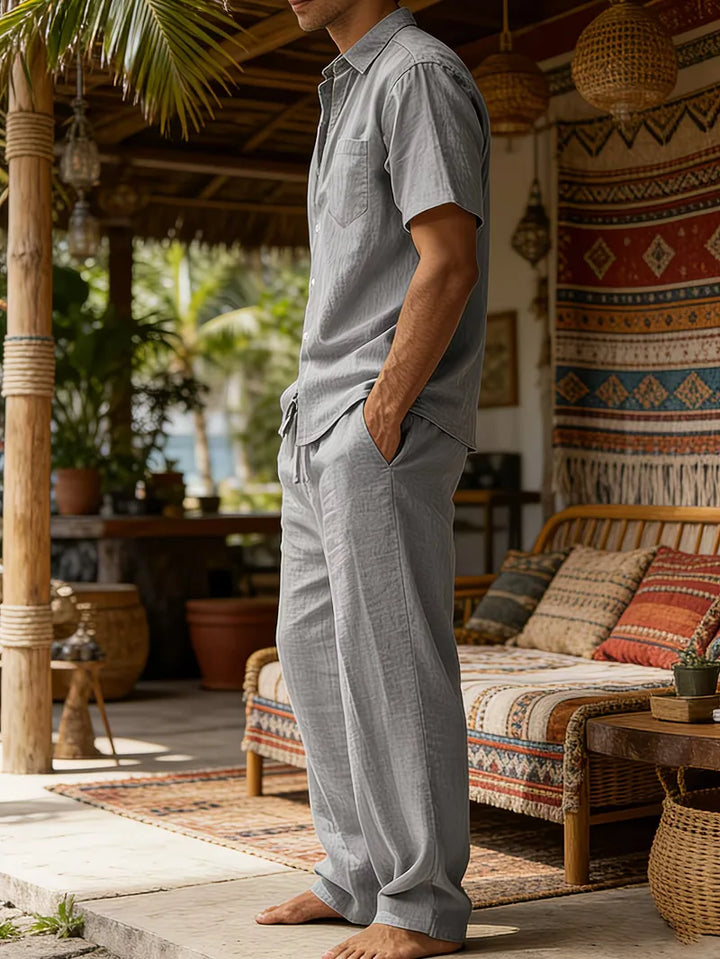 Heren vakantie kledingset. Luchtig V-hals overhemd en comfortabele wijde pijp broek voor warme dagen.