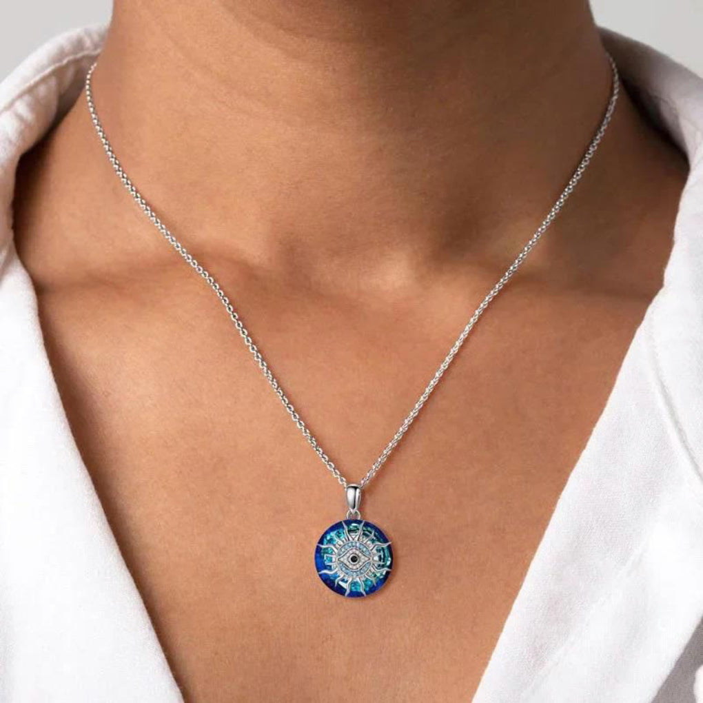 Damesketting met elegant boze oog symbool, een stijlvol en beschermend sieraad tegen negatieve energie.