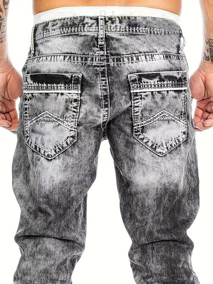 Heren distressed jeans met rechte pijp, slim fit. Punk stijl broek voor een stoere, alternatieve mode-uitstraling.
