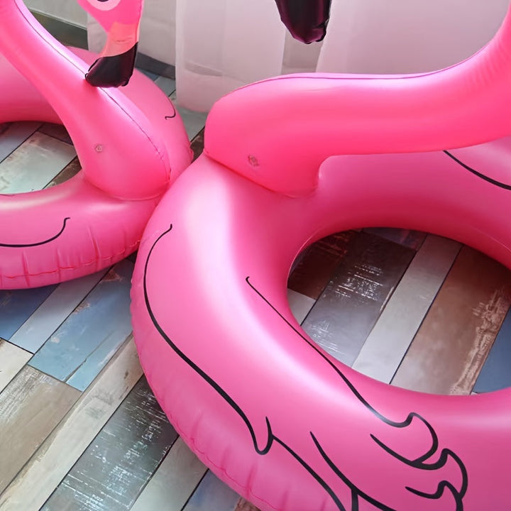 Opblaasbare flamingo zwembad float als centraal punt op een vrolijke poolparty, voor ultiem zomer waterplezier.