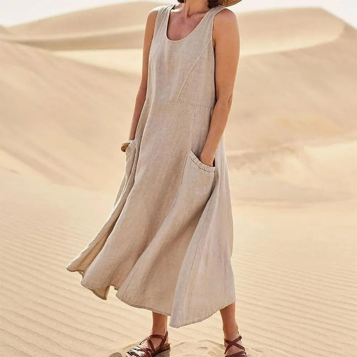 Mouwloze lange dames linnen jurk in casual stijl, perfect voor een ontspannen zomervakantie.
