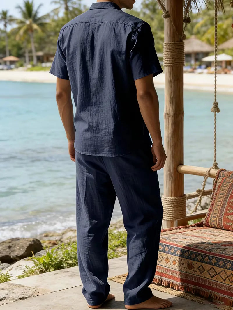Comfortabele tweedelige heren zomer set, ideaal voor warme dagen. Casual overhemd & broek strandlook.
