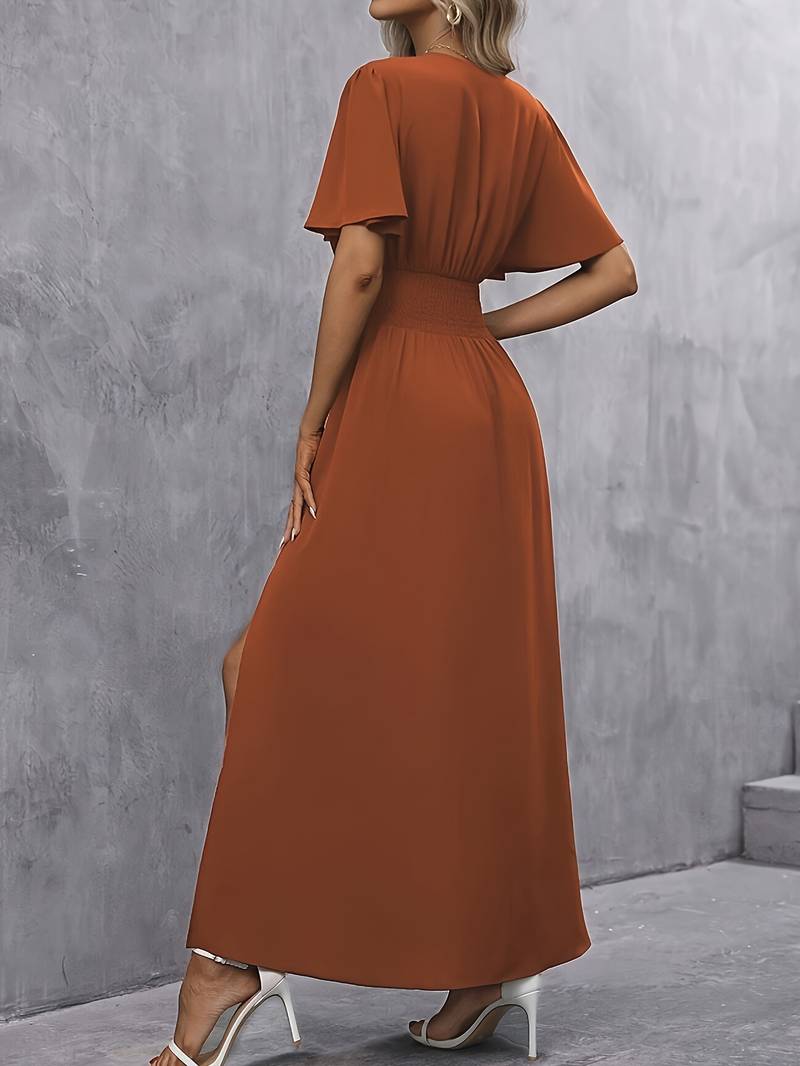 Elegante dames karamel jurk met split, geschikt als feestjurk of romantische zomerjurk.
