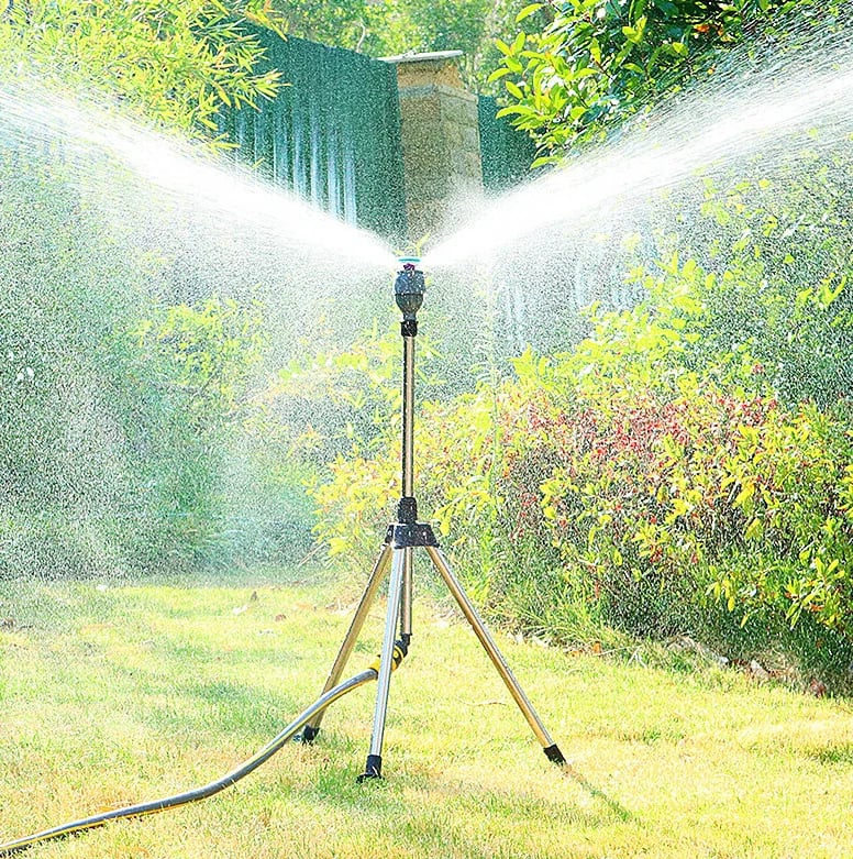 Roestvrij stalen gazonsproeier met 360° rotatie en verstelbaar statief voor efficiënte bewatering.