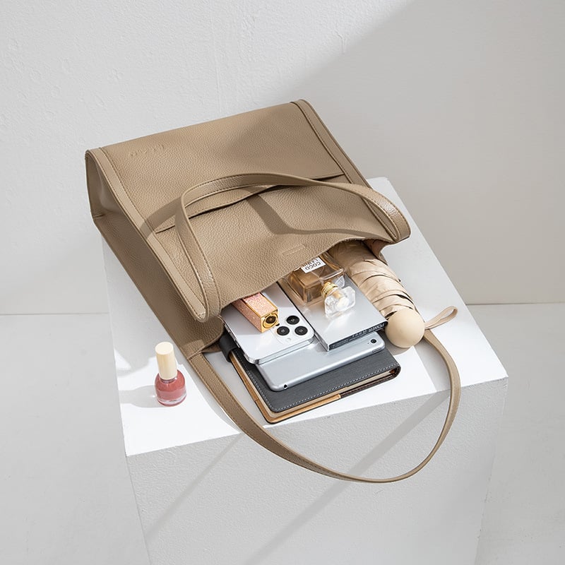 Modieuze schoudertas voor dames, robuust en waterafstotend, een duurzaam accessoire.