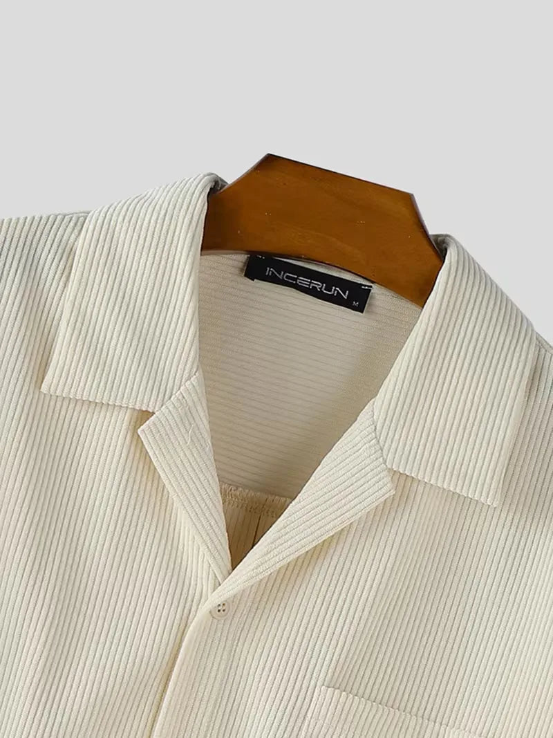 Veelzijdig oversized herenoverhemd, V-hals, lange mouwen, geschikt voor casual outfits en streetwear stijlen.