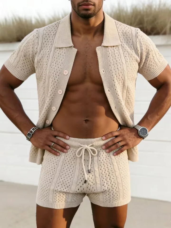 Slim fit heren gebreide zomer kledingset in beige; comfortabele tweedelige outfit, ideaal als vrijetijdskleding.