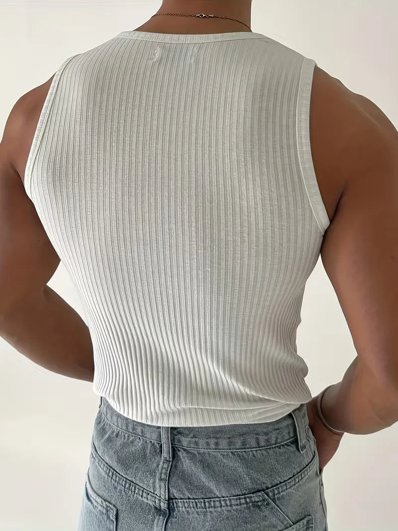 Close-up van de stof van een zwarte slimfit heren tanktop. Duurzame mouwloze sportkleding voor fitness.