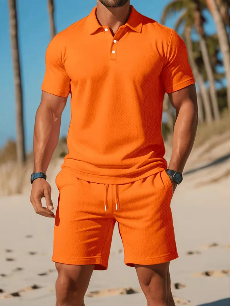 Heerlijke heren zomerset: lichtblauwe V-hals polo en witte shorts, ideaal voor warme dagen.