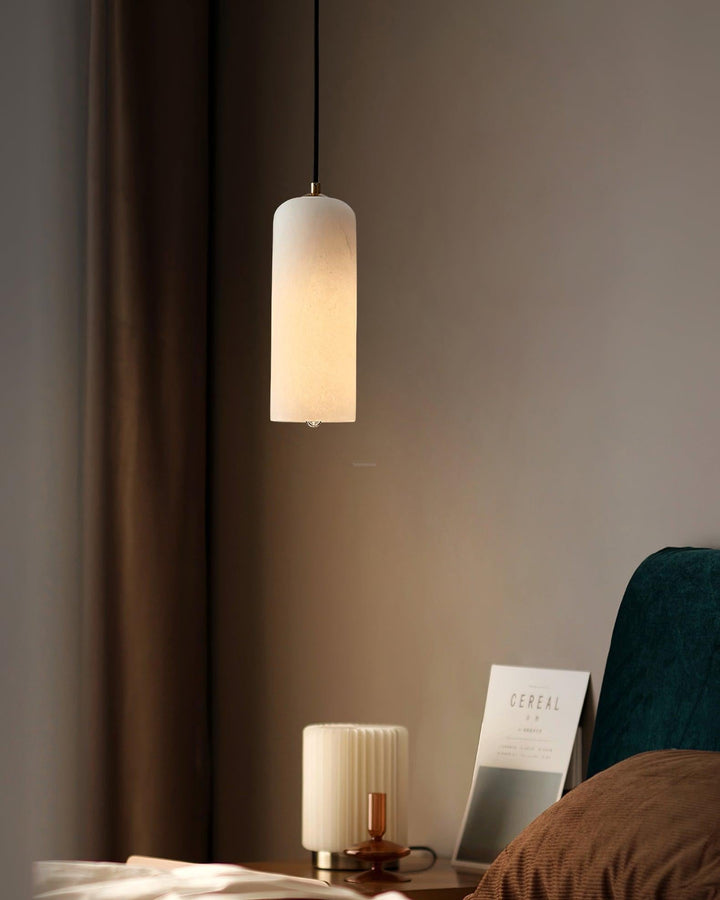 Design albasten hanglamp met subtiel messing, perfect voor moderne stijl.