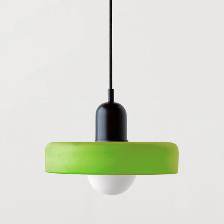 Kunstzinnige hanglamp ColorLoop: Bauhaus design, glas & metaal, warme sfeerlicht.