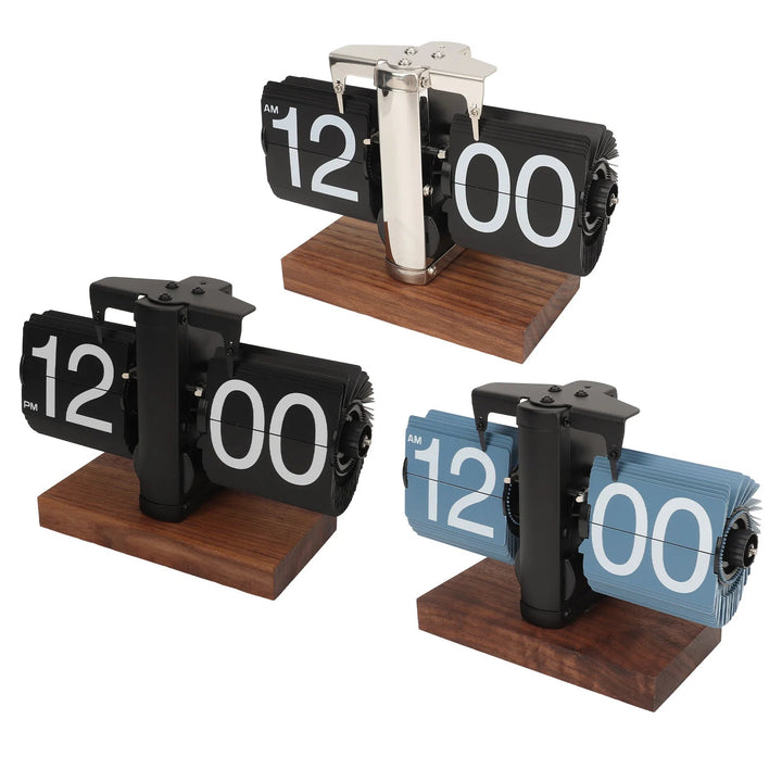 Houten flipklok van walnoot, vintage retro tafelklok die de tijd met stijl toont.