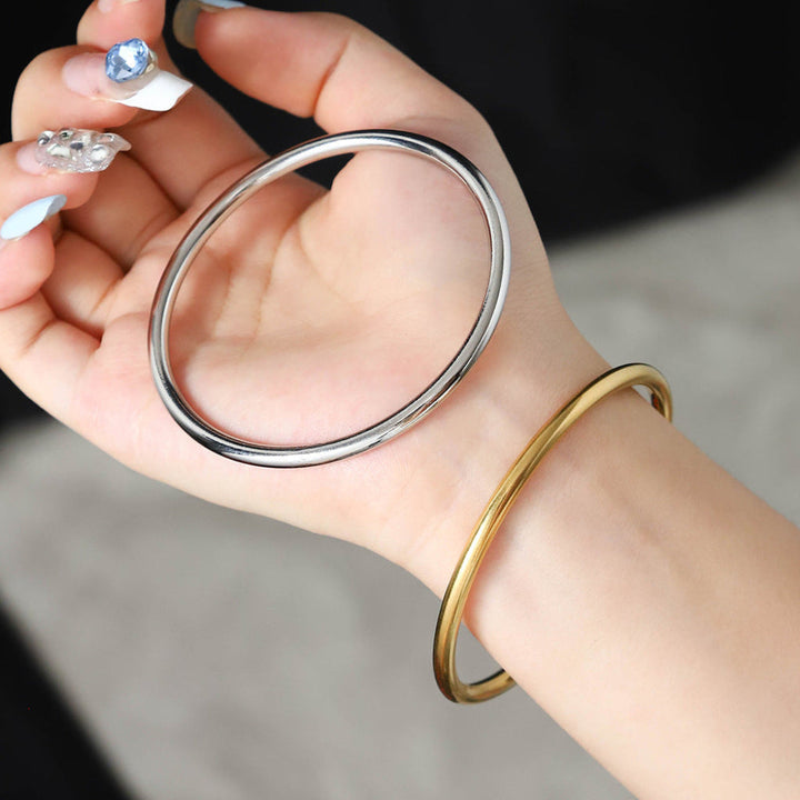 Minimalistische damesarmband van hoogglanzend roestvrij staal. Elegant sieraad, duurzaam polsieraad.