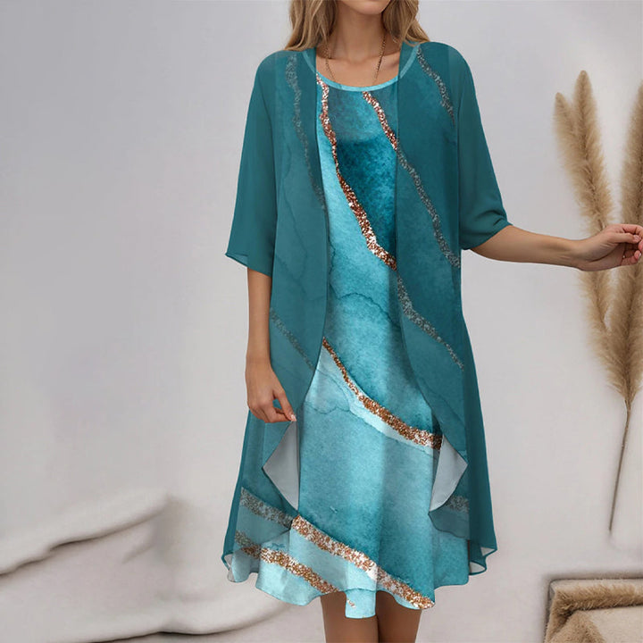 Mooie dames midi jurk, elegant en modern, te dragen met bijpassend vest voor een complete outfit.