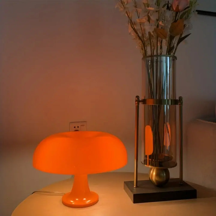 Stijlvolle LumiShroom design lamp, een draagbare paddenstoel tafellamp met warm LED licht.