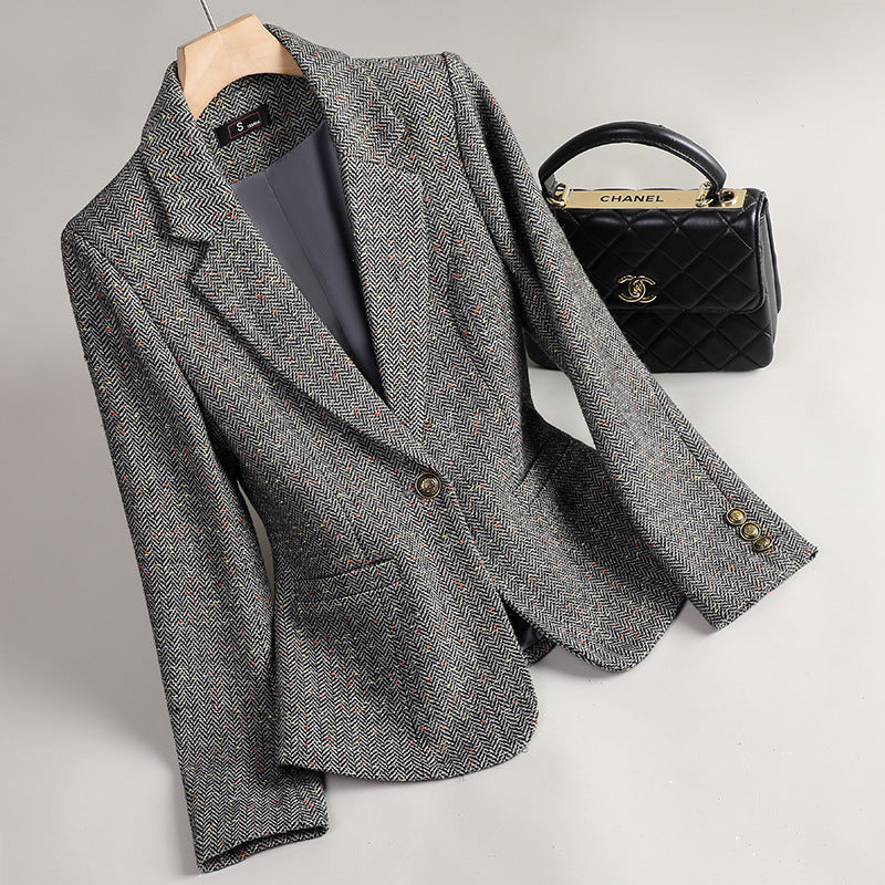 Modieuze damesblazer met rechte pasvorm en klassieke snit, creëert een elegante en chique zakelijke uitstraling.