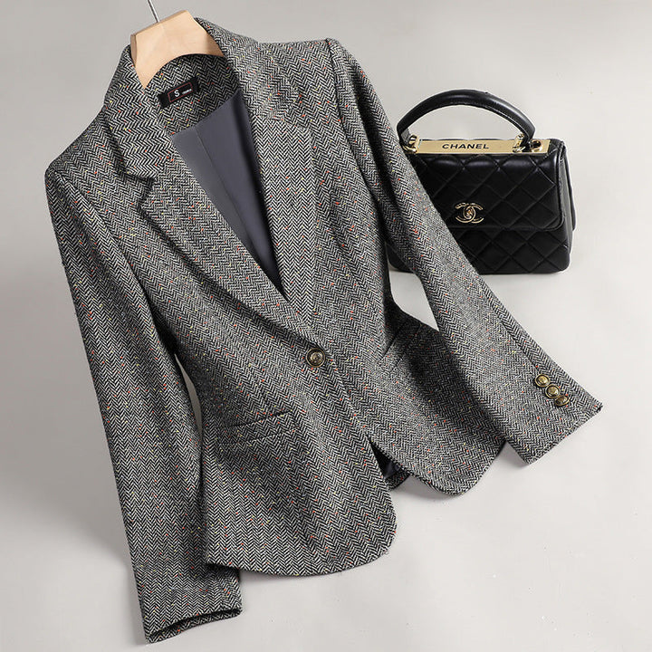 Modieuze damesblazer met rechte pasvorm en klassieke snit, creëert een elegante en chique zakelijke uitstraling.