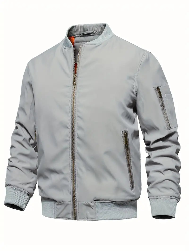 Tijdloze lichtgrijze heren tussenjas, klassiek en stijlvol. Essentiële comfortabele bovenkleding voor mannen.