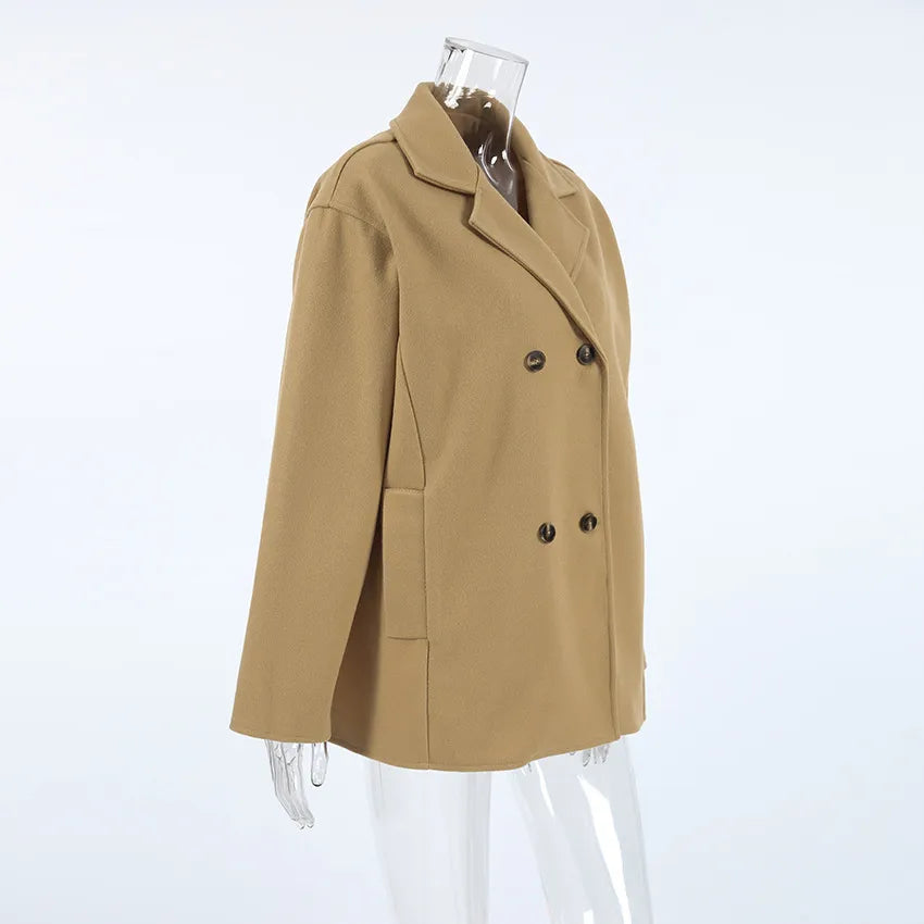 Chique bruine damesmantel, halflang, met elegante dubbele knoopsluiting voor elke gelegenheid.