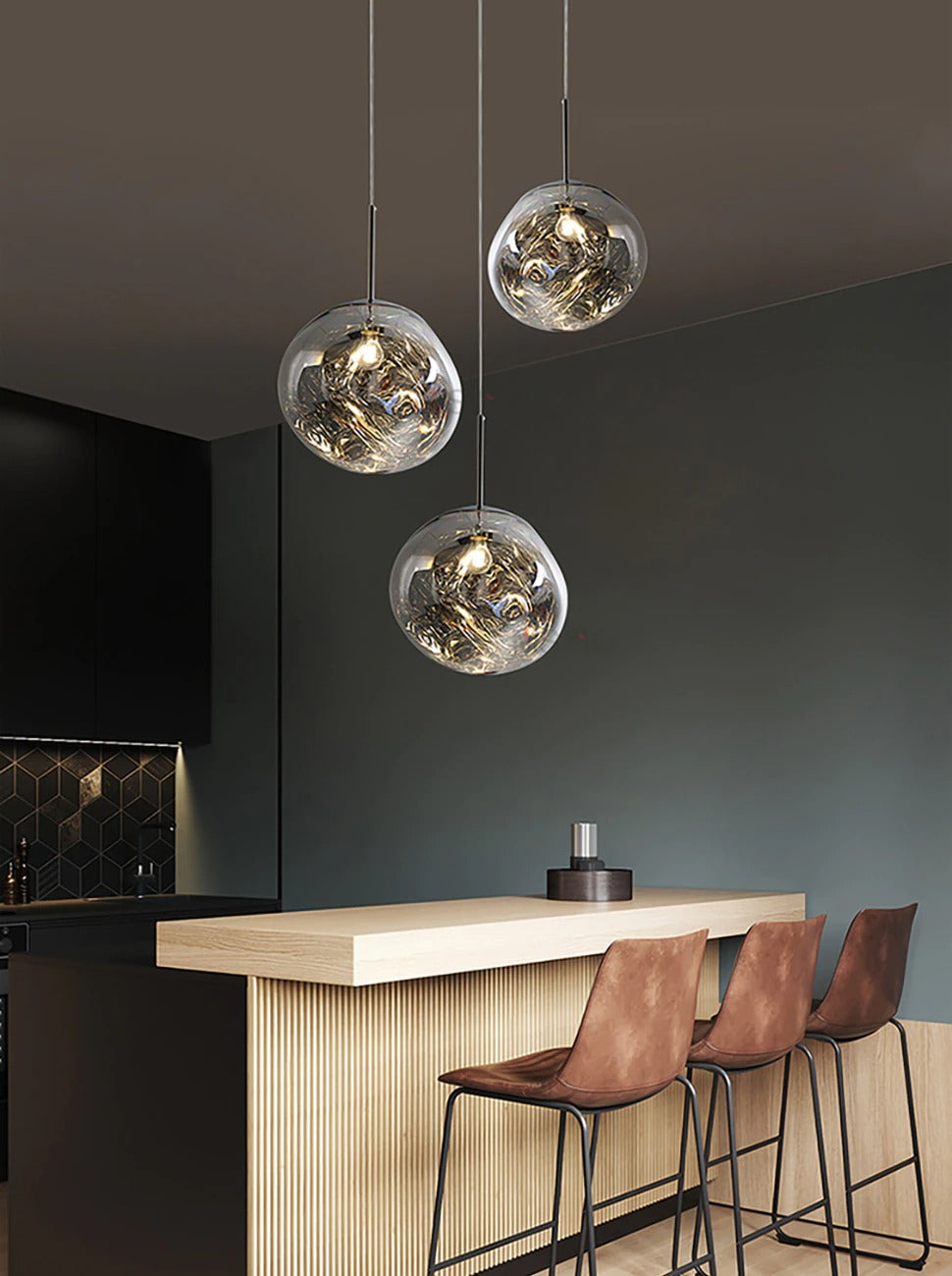 Elegante gouden LED hanglamp Lumaé, sfeerverlichting in de woonkamer. Luxe en energiezuinig.