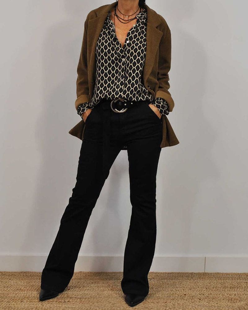Elegante dames top met lange mouwen, V-hals en chic geometrisch design. Ideaal voor casual of zakelijk.