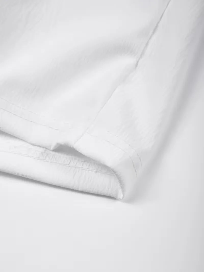 Marineblauwe plissé shorts, casual heren zomerkleding met trekkoord en losse pasvorm.