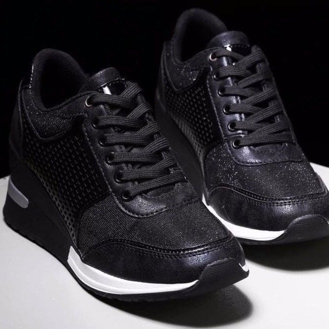 Stijlvolle dames sleehak sneakers, perfect voor een modieuze casual outfit, comfortabel en verhoogd.