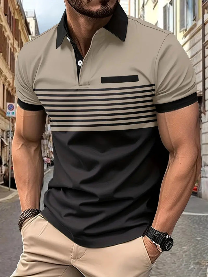 Man draagt gestreepte herenpolo Tomas, casual en elegant voor een zomerse dag.