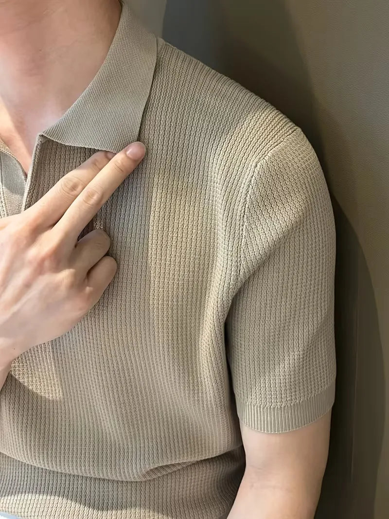 Khaki gebreide heren polo met korte mouwen en V-hals, een tijdloze aanvulling op uw garderobe.