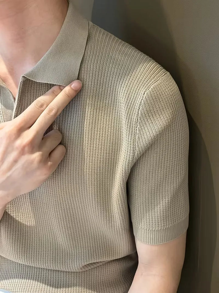 Khaki gebreide heren polo met korte mouwen en V-hals, een tijdloze aanvulling op uw garderobe.