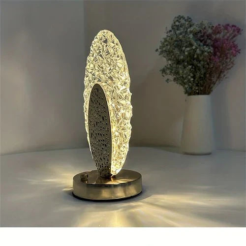 Sfeervolle LED tafellamp met elegant pauwen design. Moderne draadloze decoratie voor luxe interieurs.