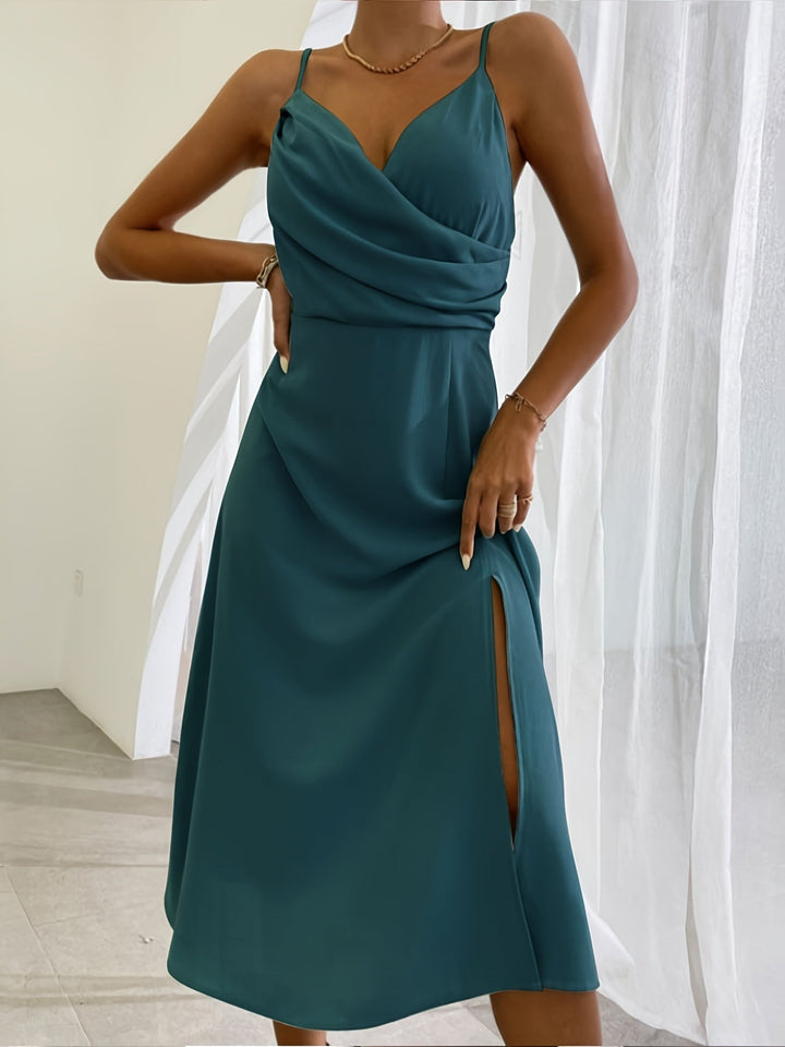 Dames V-hals zomerjurk, elegant met split & verstelbare spaghettibandjes. Perfect voor de zomer.
