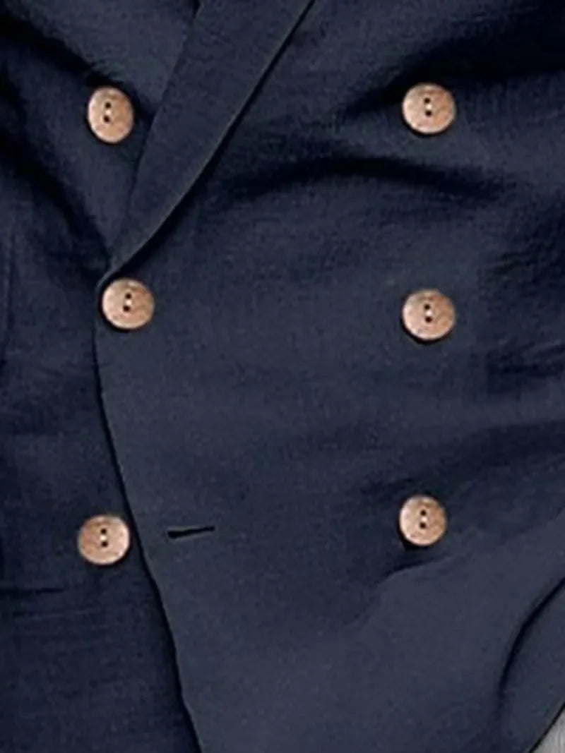 Klassieke double-breasted slim fit heren blazer, gemaakt van linnen met prominente houten knopen, voor een tijdloze stijl.