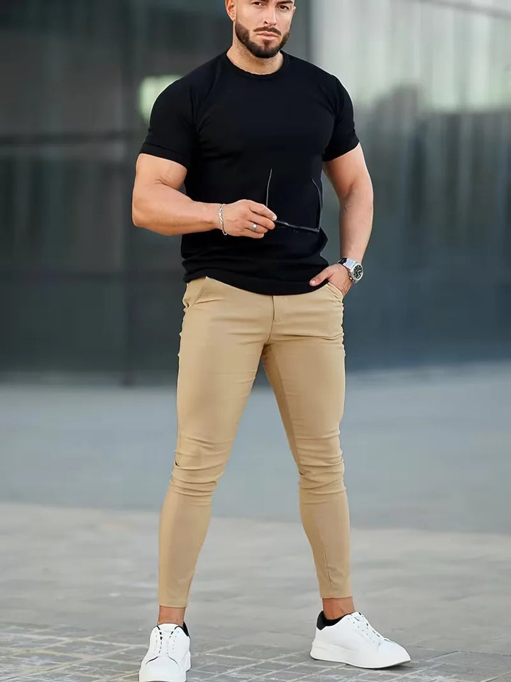 Heren slimfit chino broek in donkergrijs, elastisch en perfect voor dagelijks comfort.