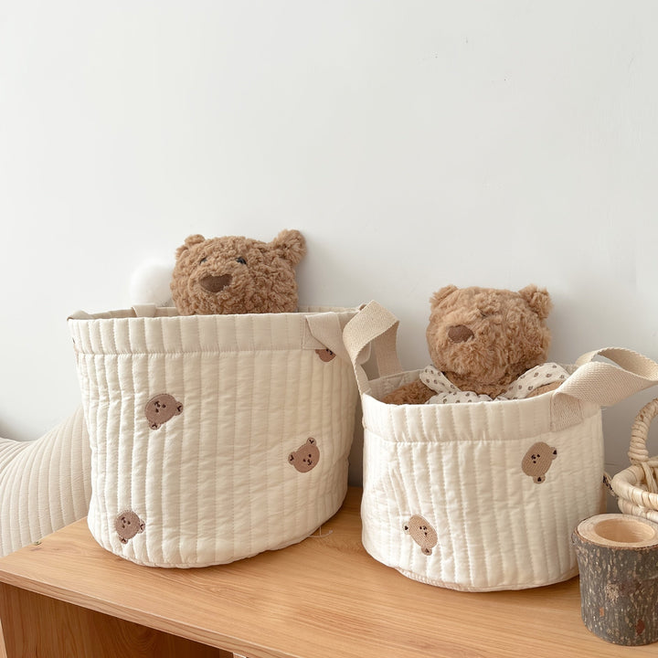 Zachte, gewatteerde stoffen opbergzak voor kinderkleding en speelgoed in babykamer.