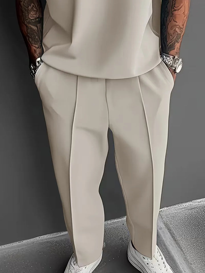 Tijdloos heren smart-casual pak, comfortabele korte mouwen polo en rechte broek.