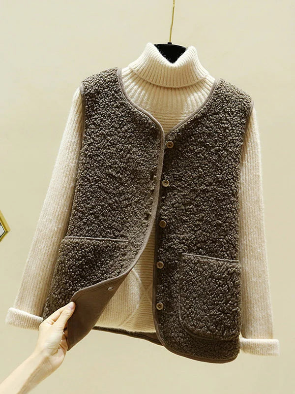 Modieus lamswollen damesvest in bruin, mouwloos design voor winter comfort en veelzijdigheid.