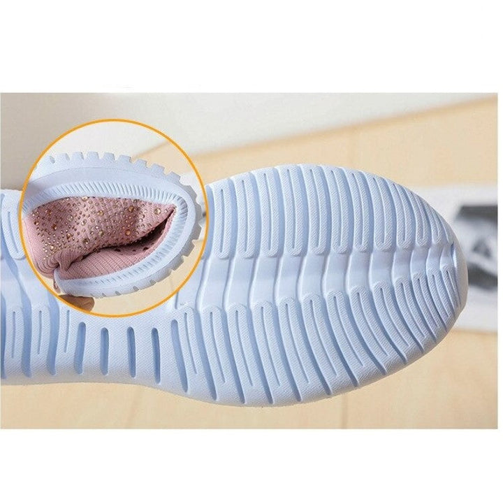 Comfortabele dames slip-on sneakers met strass, perfect voor een moeiteloze stijl en lichtgewicht gevoel.