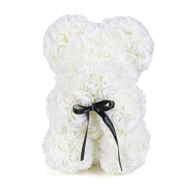 Rozenbeer in geschenkverpakking, klaar als verrassing voor liefde, Valentijn of een verjaardagsgeschenk.