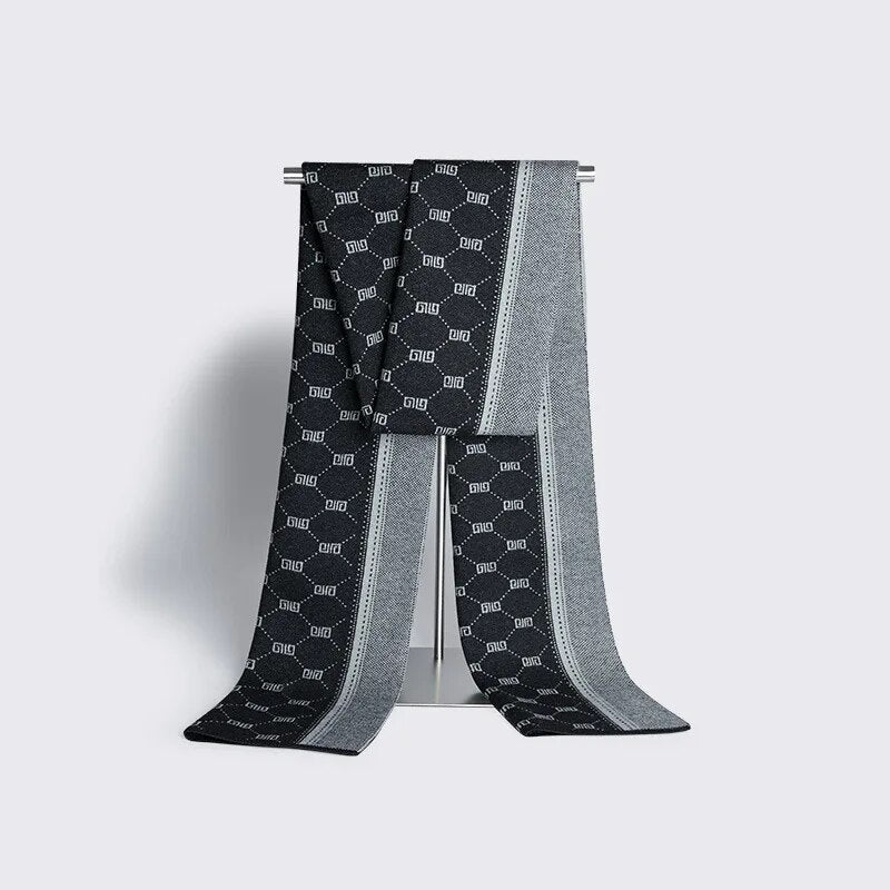 Comfortabele gestreepte wollen sjaal voor heren. Essentieel outdoor accessoire tegen de kou.