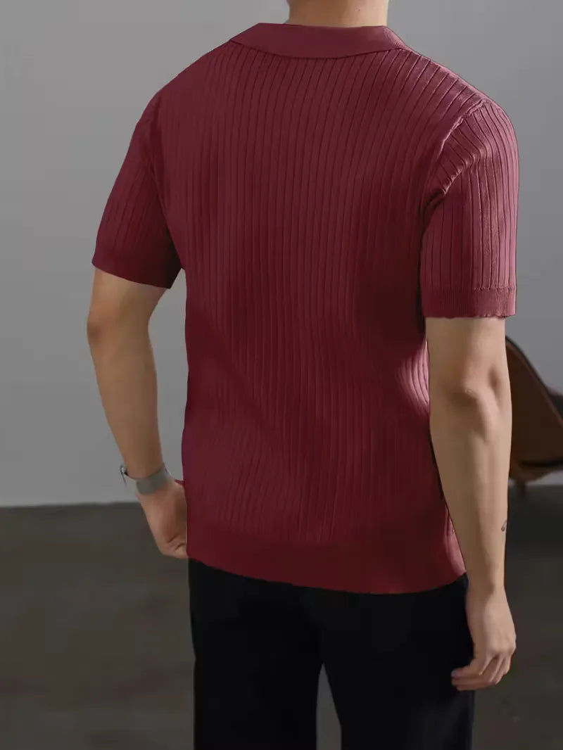 Zwarte heren gebreide polo met V-hals, ribstructuur. Perfecte korte mouwen voor smart-casual zomer.